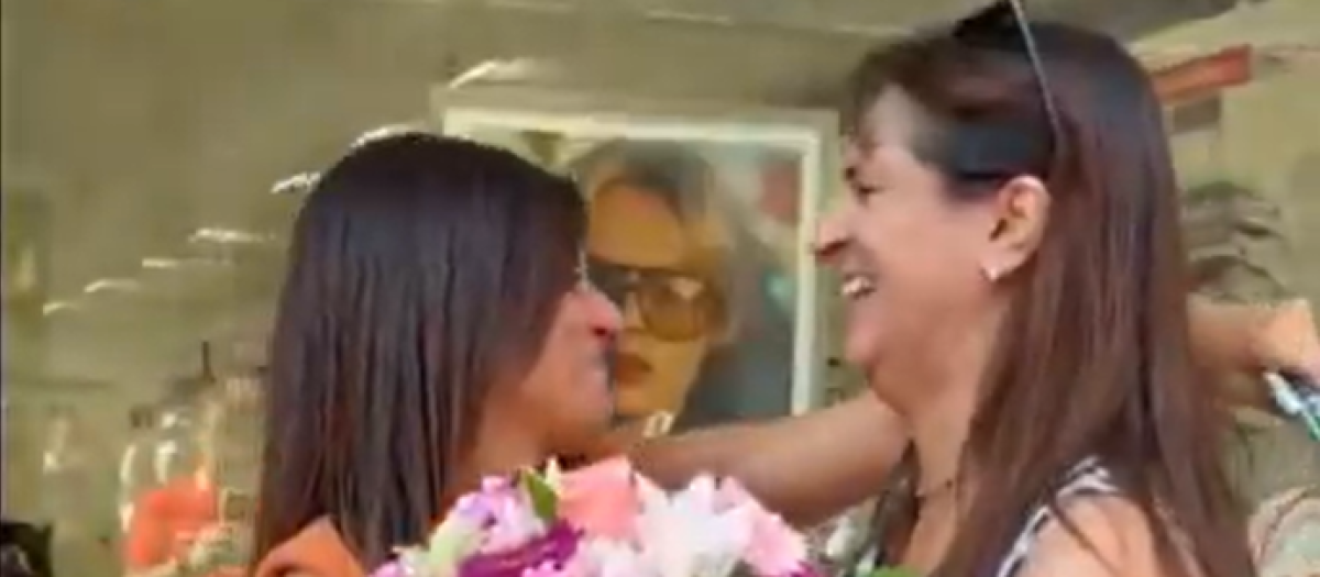 Alicia Tomás e Isabel Gómez, en el momento de entregarle el ramo
