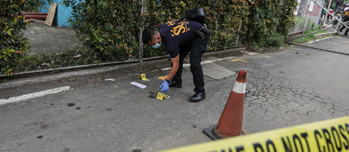 (Foto de ARCHIVO)
QUEZON CITY, July 24, 2022  -- A member of the Philippine National Police inspects the site of a shooting incident at Ateneo de Manila University in Quezon City, the Philippines, July 24, 2022. Three people were killed and two others injured in a shooting incident Sunday afternoon on a university campus in Metro Manila, the Philippine police said. The arrested gunman has admitted to the killing with specific target.

Europa Press/Contacto/STRINGER
24/7/2022