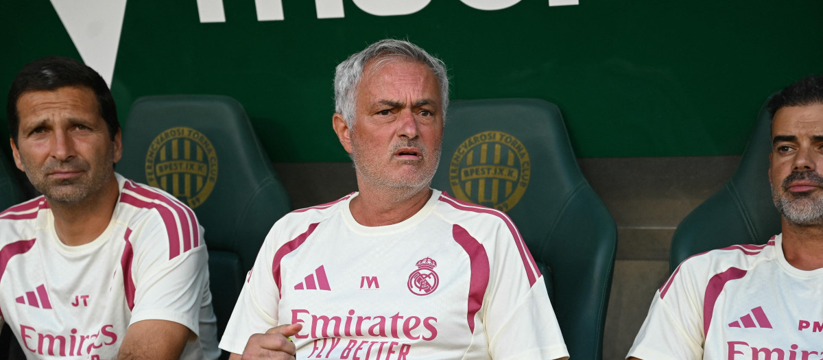 Real Madrid´s Portuguese coach Jose Mourinho (C) and his coaching staff sit on the bench prior to the pre-season football match between Ferencvaros and Real Madrid in Budapest, Hungary on August 8, 2026. Real Madrid on August 6, 2026 announced a new six-year deal for star forward Vinicius Junior and the signing of teenage sensation Yan Diomande in a major boost to their quest to end a two-year trophy drought. (Photo by ATTILA KISBENEDEK / AFP)