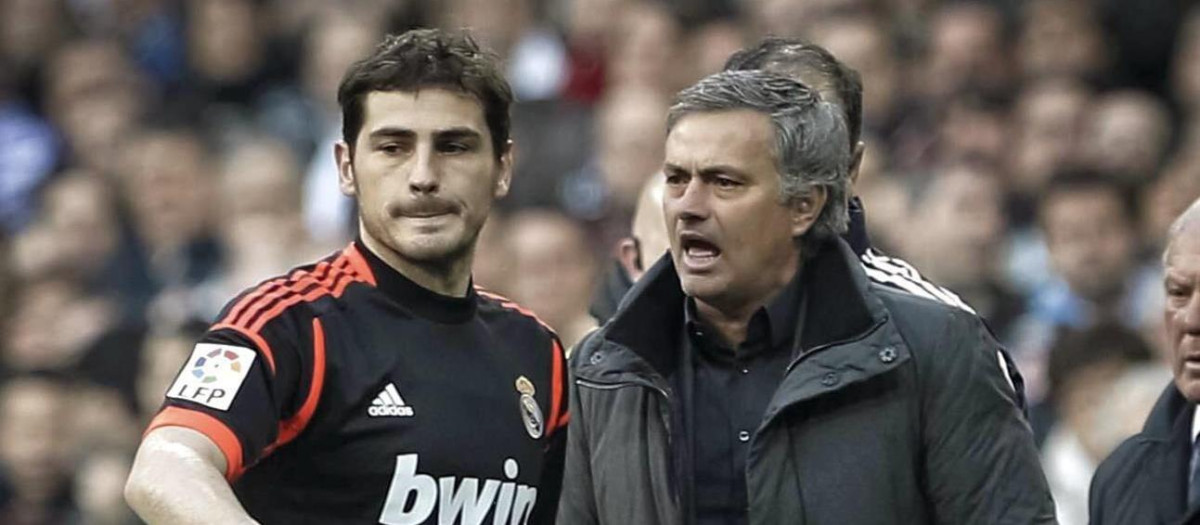 El entrenador del Real Madrid, el portugués José Mourinho (d), y el portero del equipo, Iker Casillas, durante un partido contra la Real Sociedad en 2013
