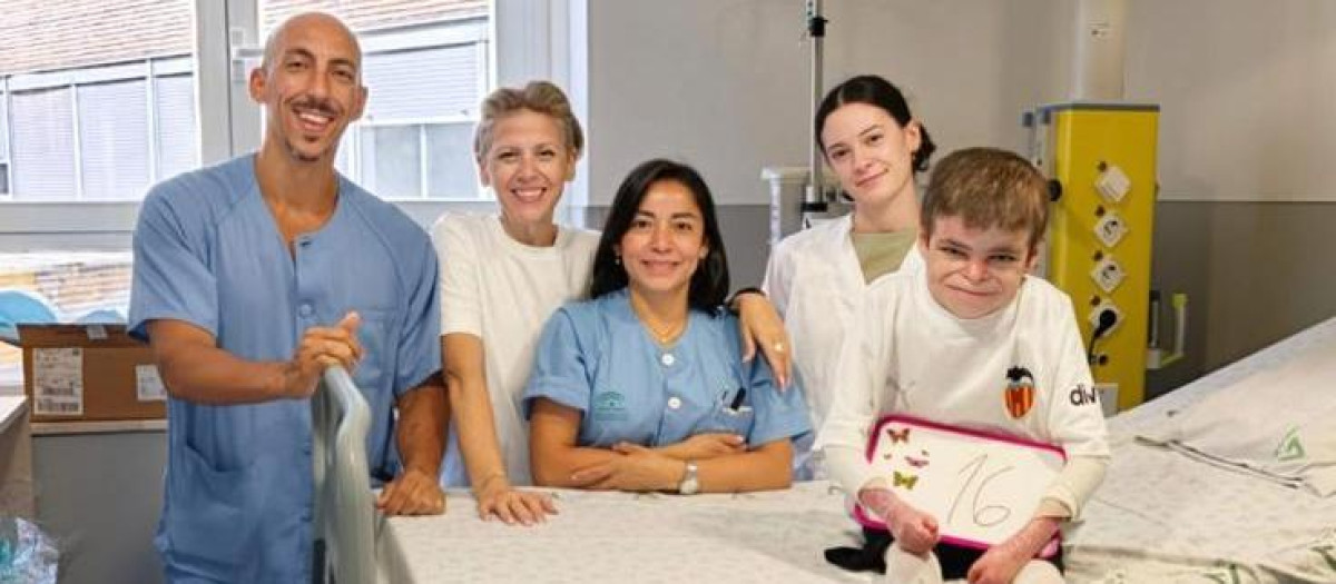 Imagen de Leo con la camiseta del Valencia CF junto a su familia en el hospital