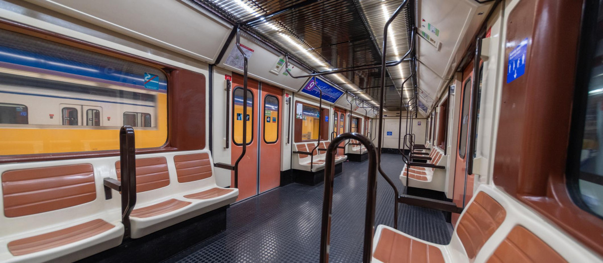 Dentro de vagones de Metro vacíos