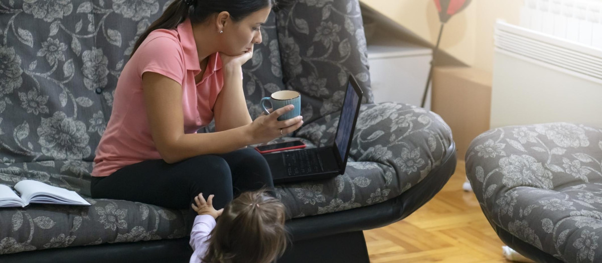 Una madre, teletrabajando junto a su bebé
