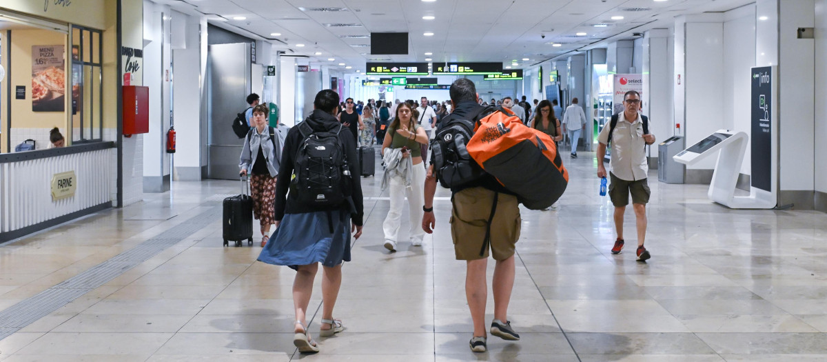 Varias personas en la zona de llegadas de la T2, a 9 de agosto de 2026, en Madrid