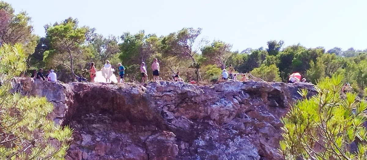 Han reubicado a una veintena de personas del sistema dunar hacia la playa del Marquès