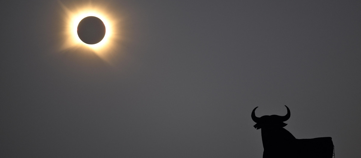 La corona solar resplandece mientras la Luna oculta totalmente el Sol durante la fase de totalidad del eclipse solar total, visto desde San Asensio, en la región de La Rioja.