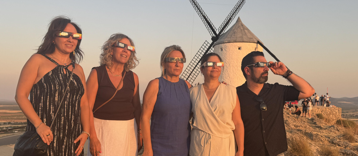 Milagros Tolón contempla el eclipse desde los molinos de Consuegra, Toledo