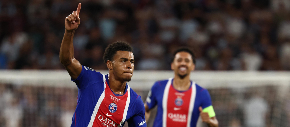 Paris Saint-Germain's French midfielder #14 Desire Doue celebrates scoring the 2-1 goal with his teammates during the UEFA Supercup football match between Champions League winners Paris Saint Germain (PSG) and Europa League winners Aston Villa in Salzburg, Austria on August 12, 2026. (Photo by FRANCK FIFE / AFP)