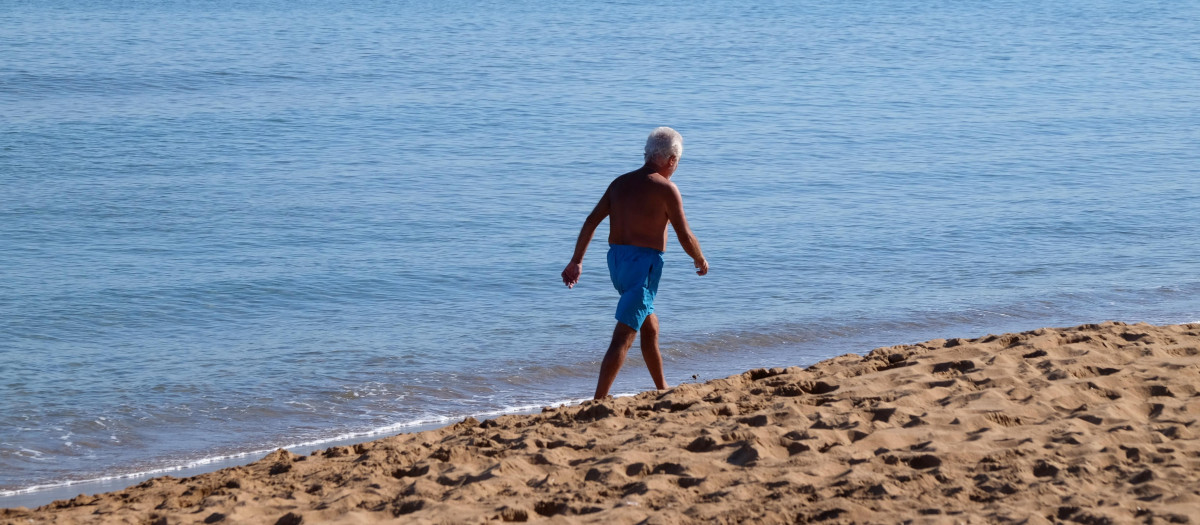 Un hombre pasea en una playa de Melilla (España), a 17 de enero de 2021