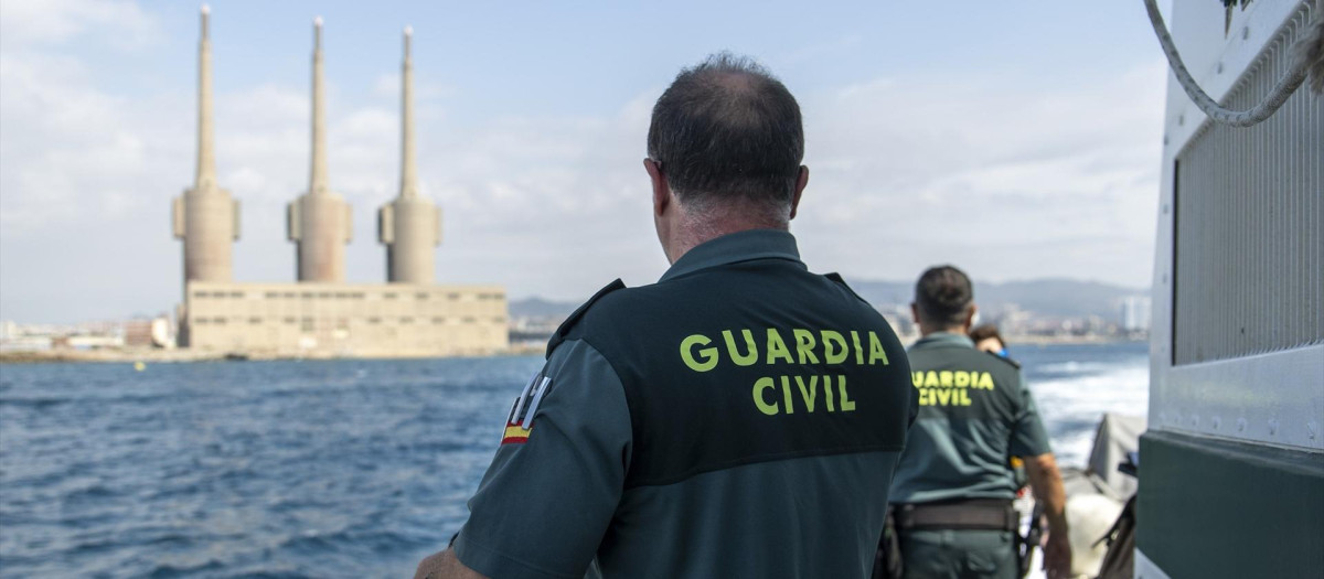 Agentes de la Guardia Civil patrullando el Puerto de Barcelona, en una imagen de archivo