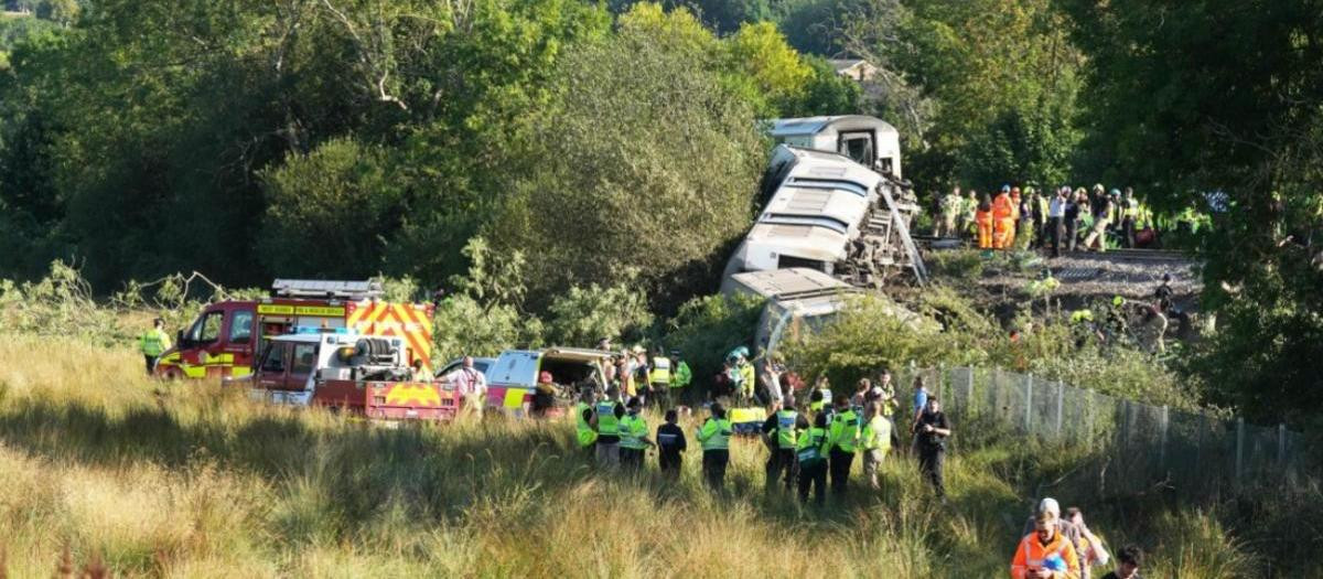 Panorámica general del descarrilamiento de un tren en Lewes, al sur de Inglaterra