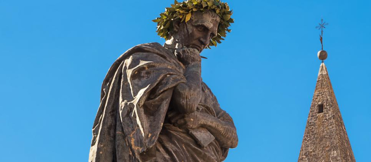 Estatua de Ovidio, símbolo de la ciudad de Sulmona, en Italia