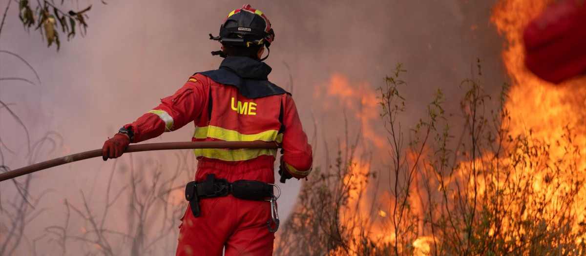 El incendio de Niebla (Huelva) continúa activo