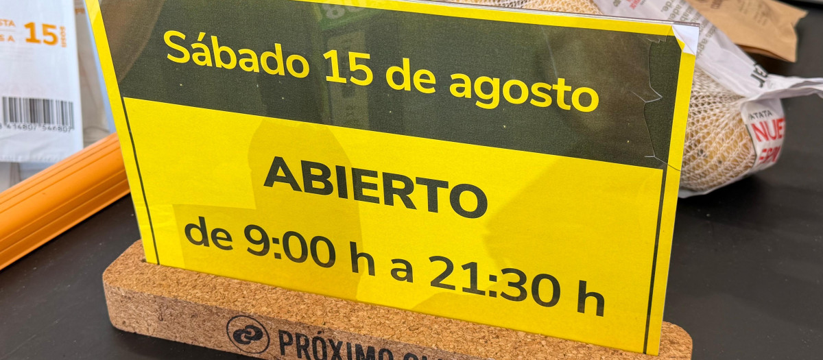 Imagen del cartel con el horario de Consum para este 15 de agosto.