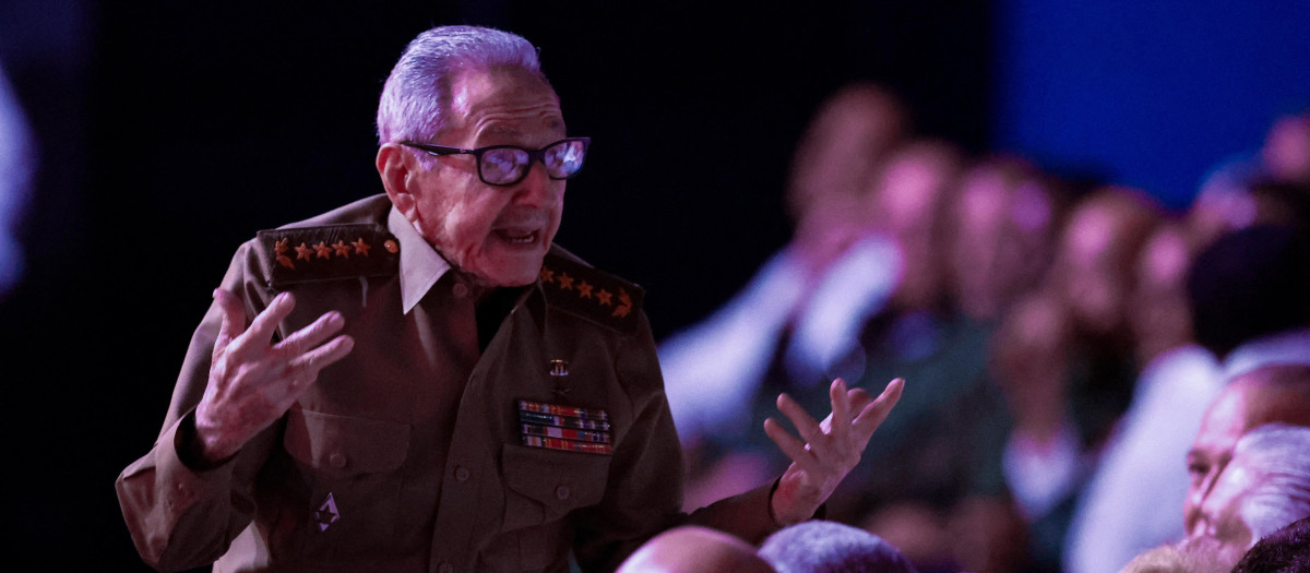Raúl Castro, dictador cubano, en el teatro Karl Marx de La Habana