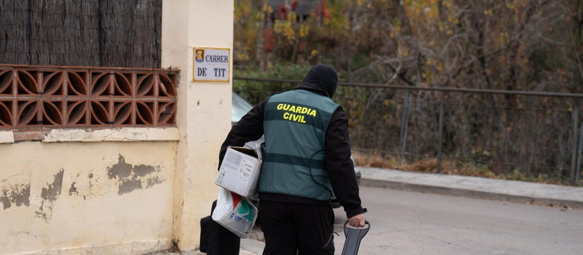 Un agente de la Guardia Civil, durante un operativo en Martorell (Barcelona), en una imagen de archivo