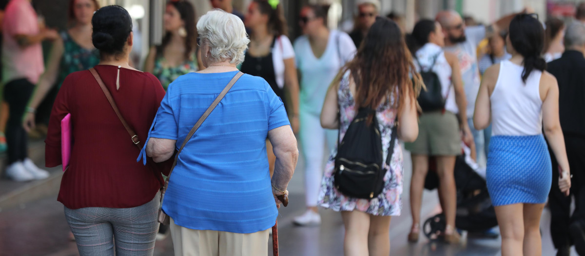 Imagen de archivo de una mujer mayor paseando por la calle.