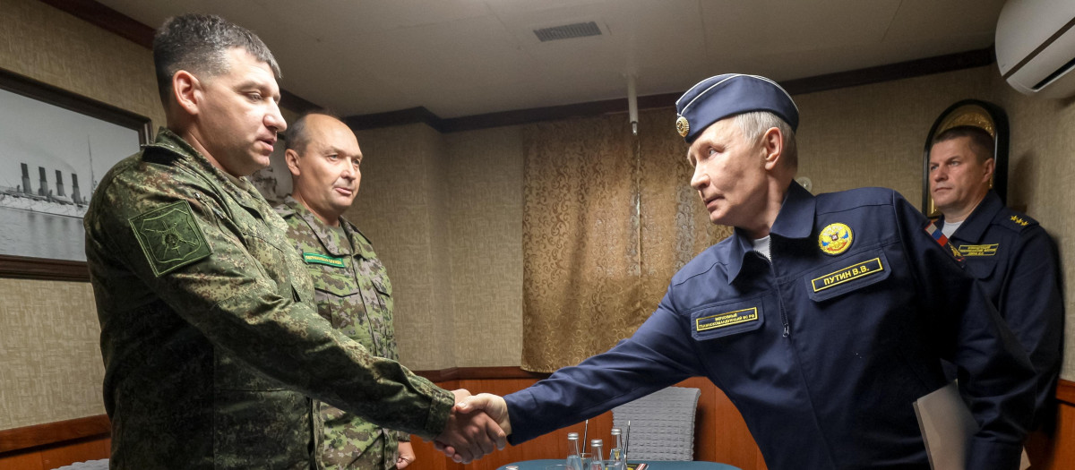 Vladimir Putin abordo del buque de misiles de crucero guiados Varyag en la Isla de Sajalín, frente a las islas Kuriles