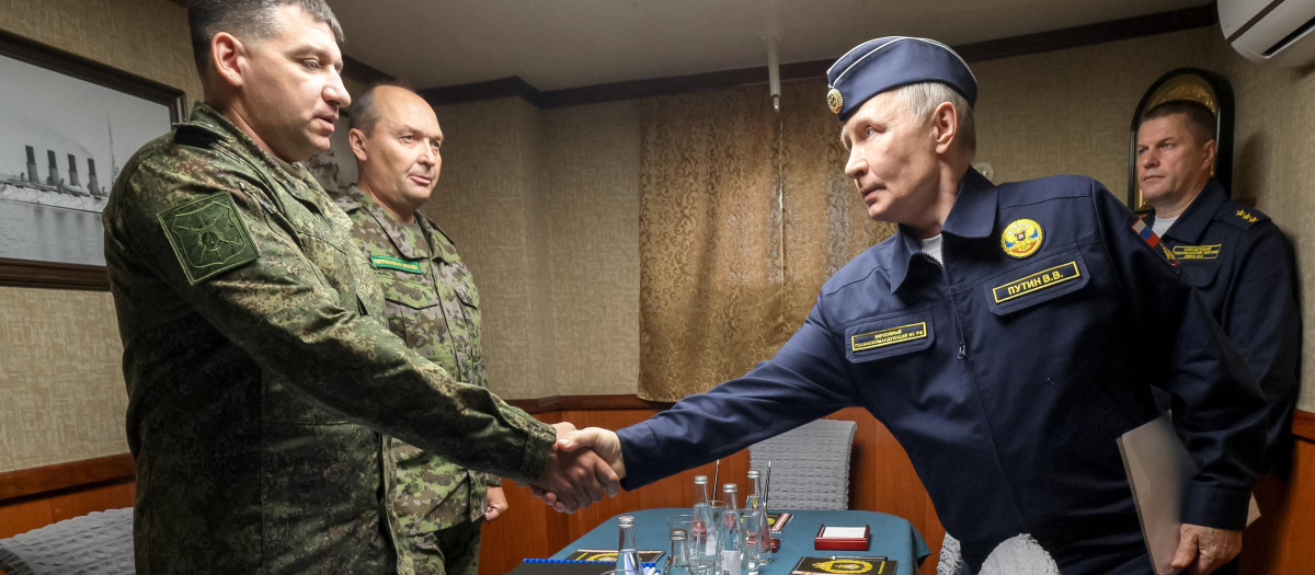Vladimir Putin abordo del buque de misiles de crucero guiados Varyag en la Isla de Sajalín, frente a las islas Kuriles