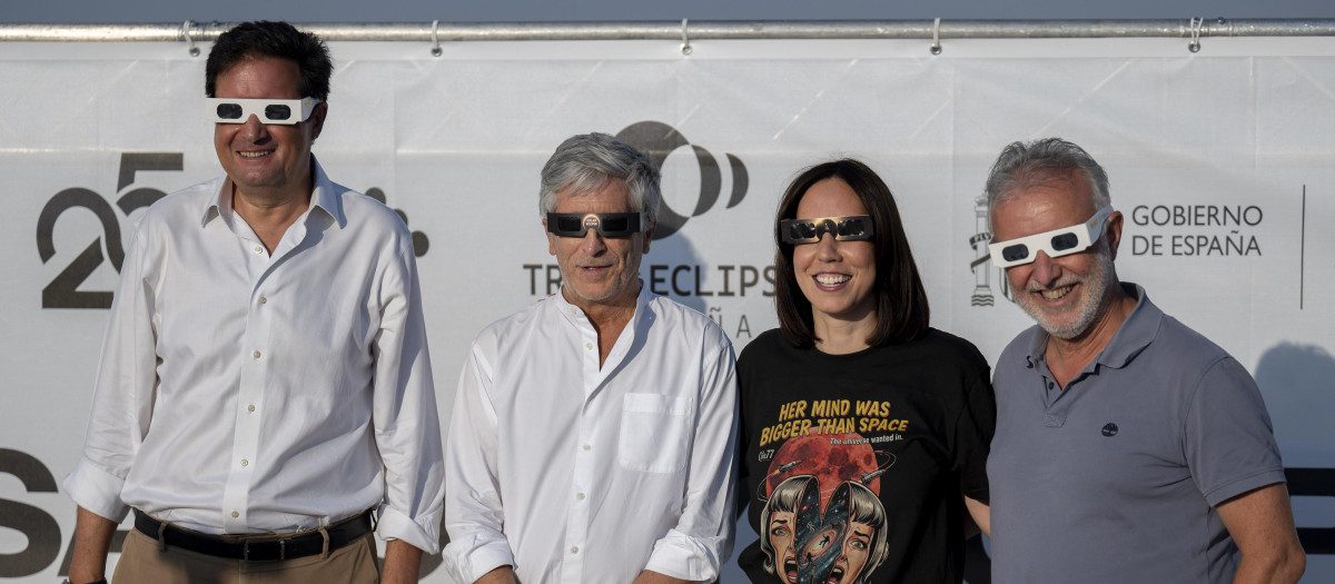 Imagen de los ministros Óscar López, Fernando Grande-Marlaska, Diana Morant y Ángel Víctor Torres durante el seguimiento oficial del Eclipse total de Sol, en el Observatorio de Yebes.