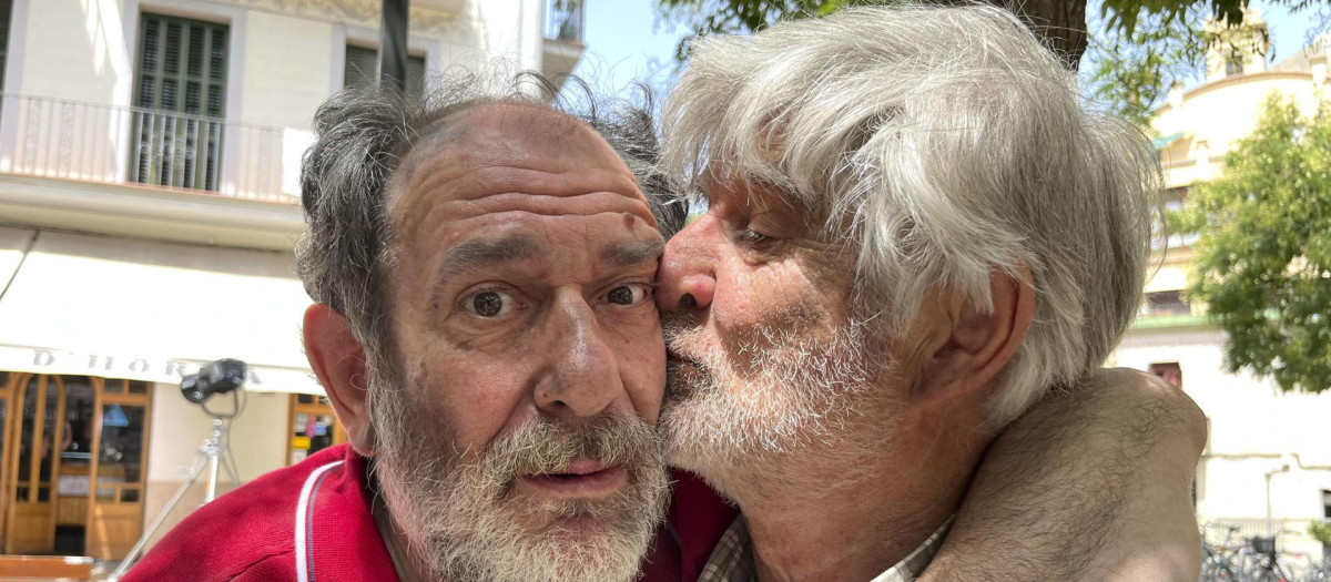 Los actores Karra Elejalde (i) y Kandido Uranga (d) protagonizan 'El triplete