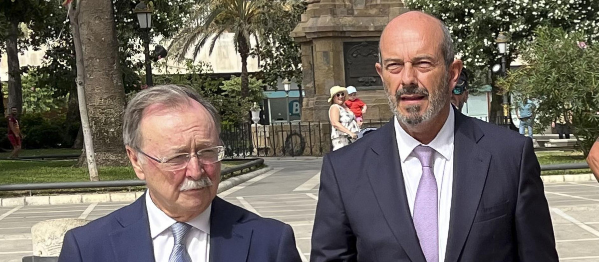 El presidente del senado, Pedro Rollán (d) es recibido por el presidente de la Ciudad Autónoma de Ceuta, Juan Jesús Vivas