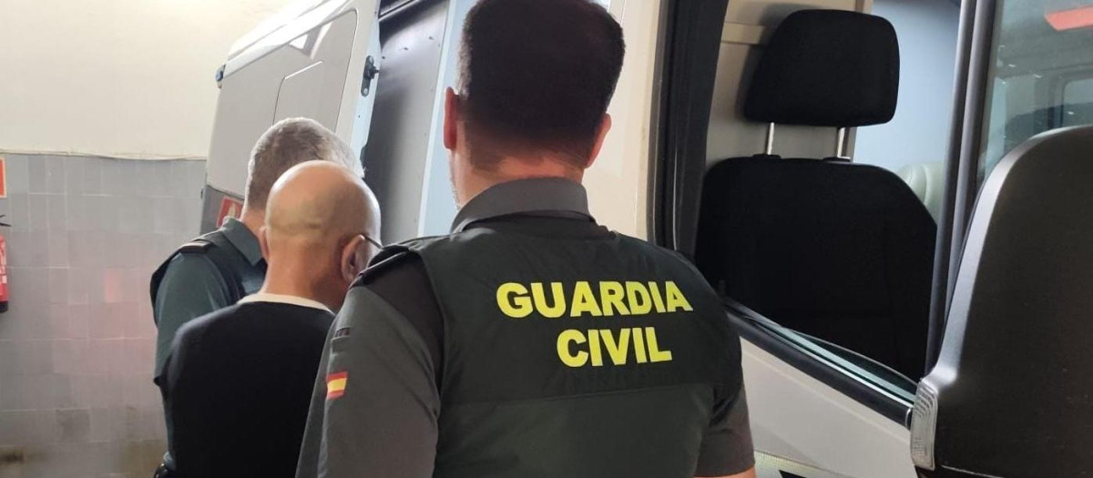 Un momento de la detención del hombre acusado de tentativa de asesinato a su expareja