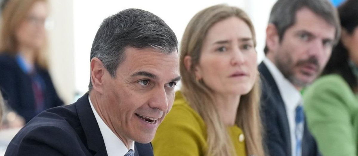 El presidente del Gobierno, Pedro Sánchez, la vicepresidenta Sara Aagesen, y el ministro de Cultura y dirigente de Sumar, Ernest Urtasun