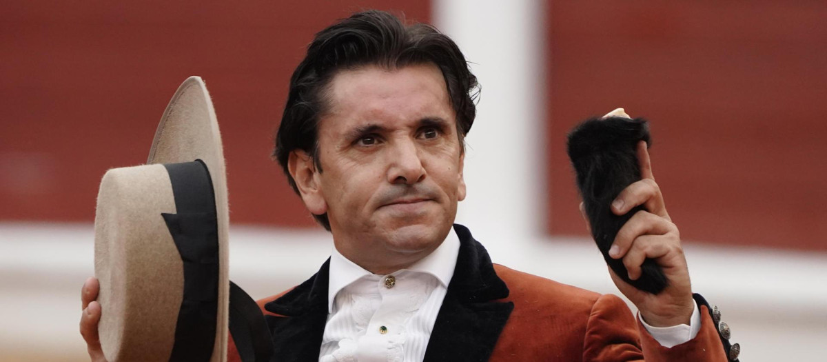 El rejoneador Diego Ventura saluda con su trofeo en el festejo de rejones de la Feria taurina de Begoña