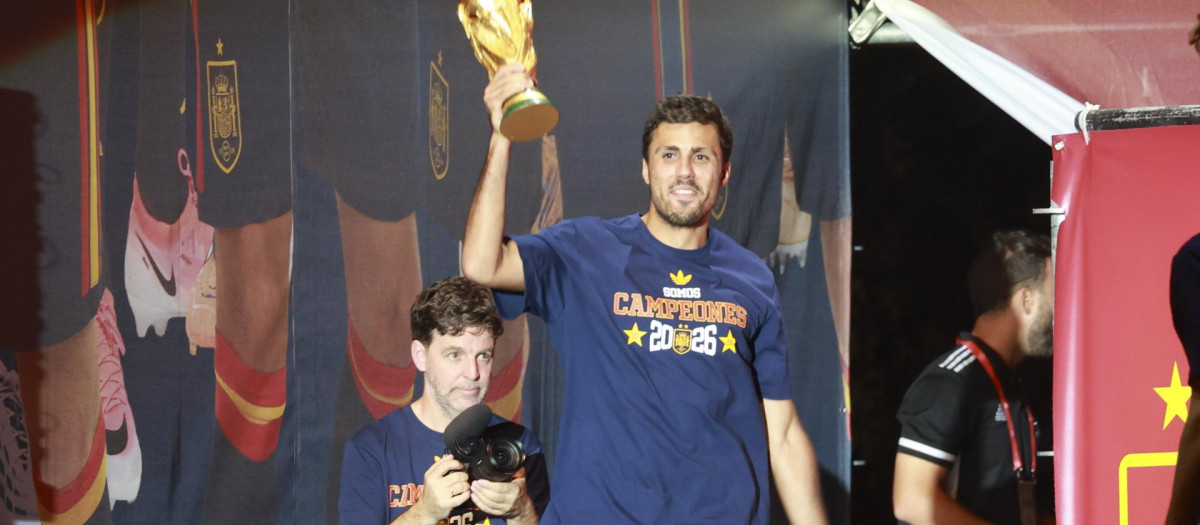 Rodri Hernández con la Copa del Mundo