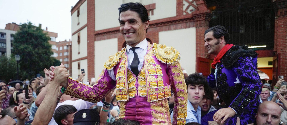 Los diestros Morante de la Puebla (d) y Pablo Aguado (i) saliendo a hombros tras el festejo de la Feria taurina de Begoña
