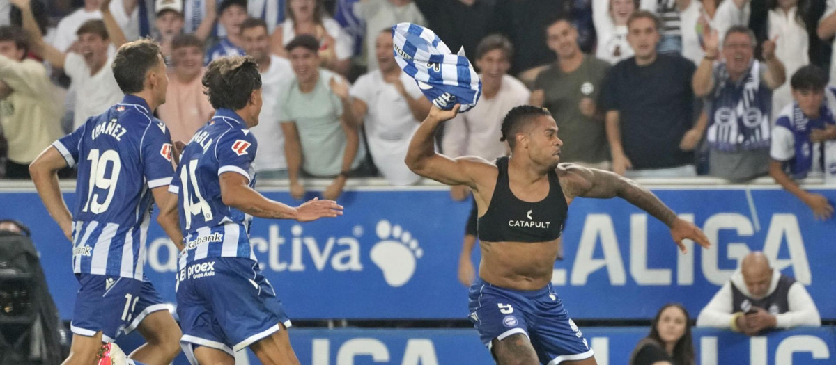 El delantero del Alavés Mariano Díaz celebra tras conseguir el 2-0 durante la primera jornada de LaLiga que Deportivo Alavés y Getade CF disputaron
