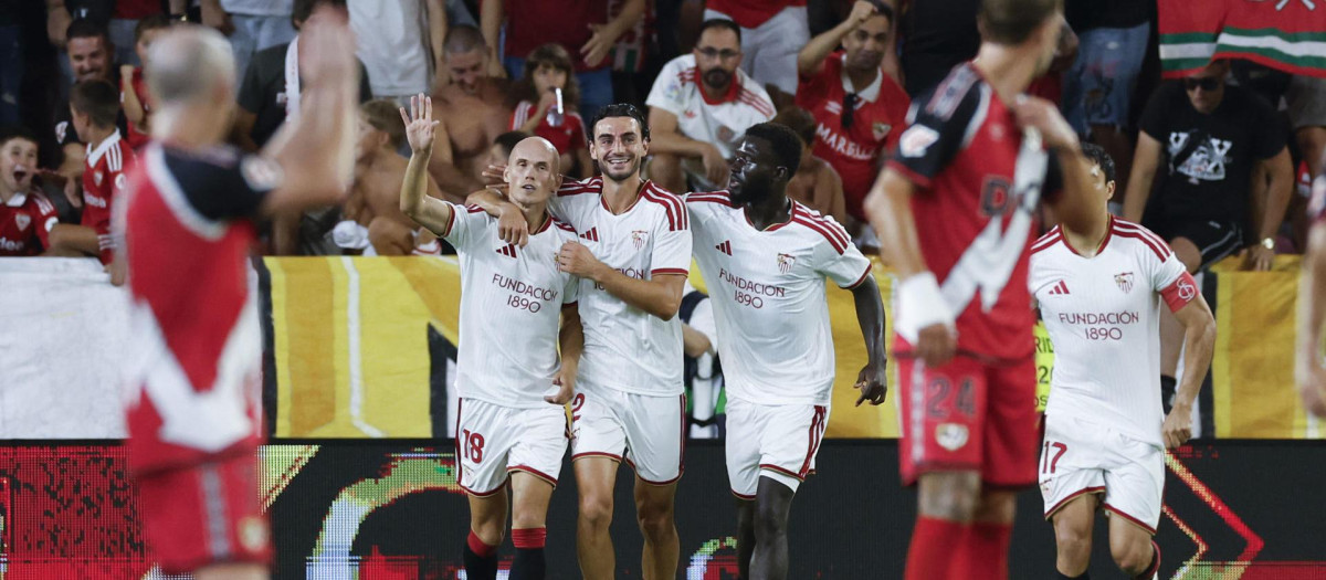 El centrocampista del Sevilla Jon Guridi (i) celebra su gol con sus compañeros