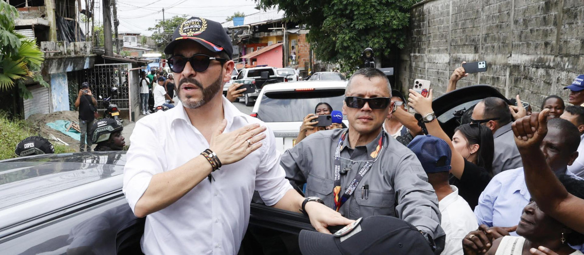 El presidente de Colombia, Abelardo de la Espriella (c), visitando una zona devastada por el terremoto