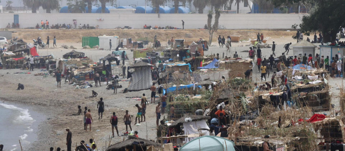 Chabolas instaladas por los inmigrantes en la la playa El Trampolín de Ceuta.