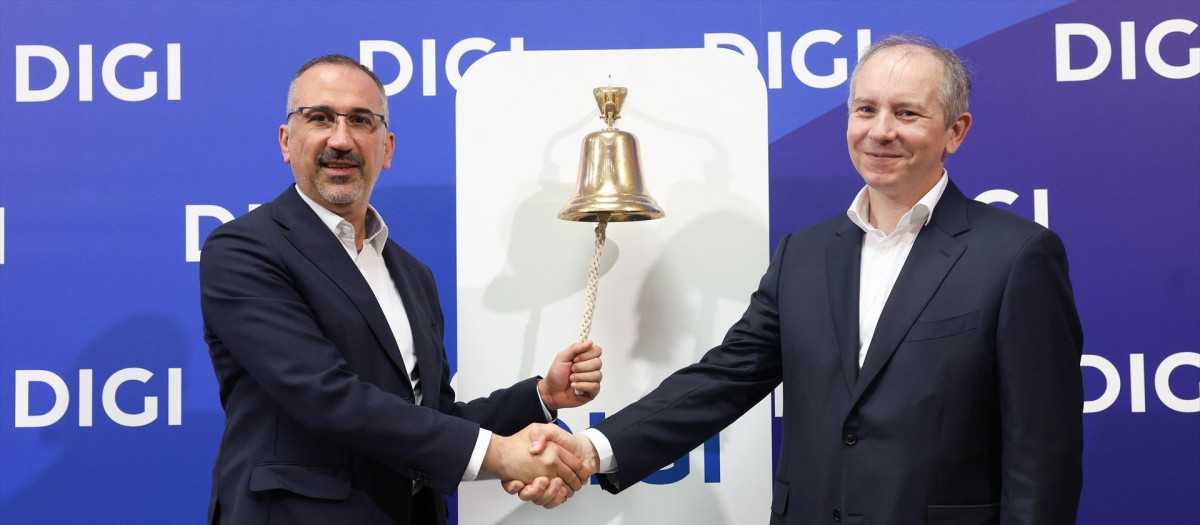 El consejero delegado de DIGI, Marius Varzaru, durante el toque de campana con motivo del debut de Digi en Bolsa.