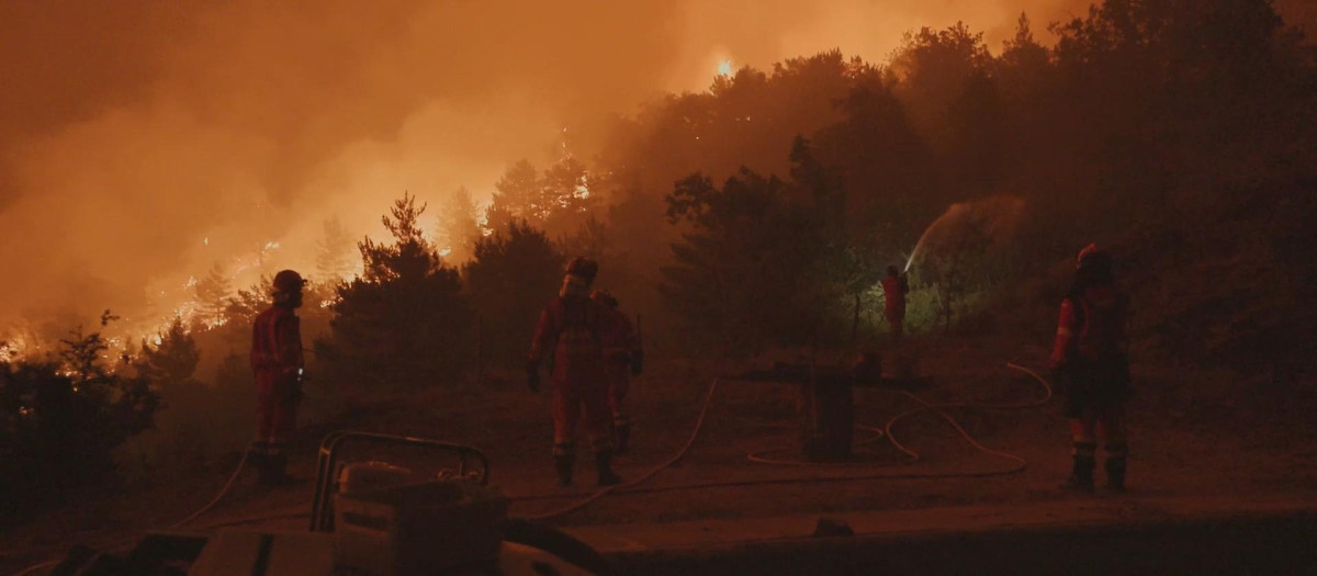 Efectivos de la UME trabajan en la extinción del incendio de Las Peñas de Riglos, en Huesca