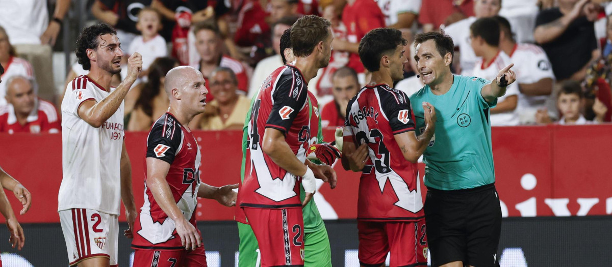 Los jugadores del Rayo protestan al árbitro De Burgos Bengoetxea (d) durante el partido de la primera jornada de LaLiga que Sevilla FC y Rayo Vallecano