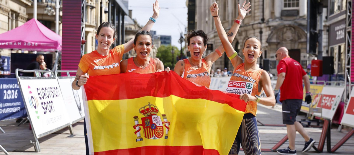 Meritxell Soler (I), Ester Navarrete (2-I), Carolina Robles (2-D), y Fátima Azzahraa Ouhaddou Nafie (D), celebran el bronce conseguido en Birminghan