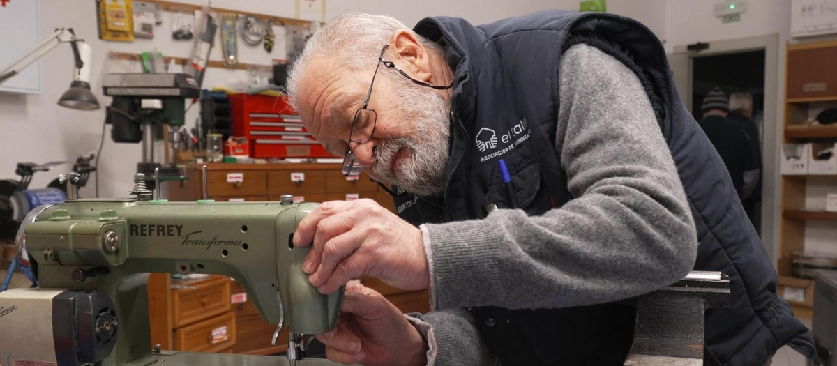 Un voluntario de la asociación de jubilados El Taller de Pamplona.

REMITIDA / HANDOUT por AYUNTAMIENTO DE PAMPLONA
Fotografía remitida a medios de comunicación exclusivamente para ilustrar la noticia a la que hace referencia la imagen, y citando la procedencia de la imagen en la firma
30/5/2026