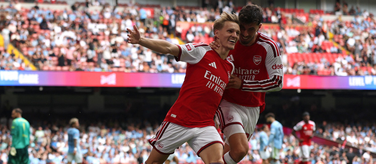 Martin Odegaard celebra con Kai Havertz uno de los goles del Arsenal
