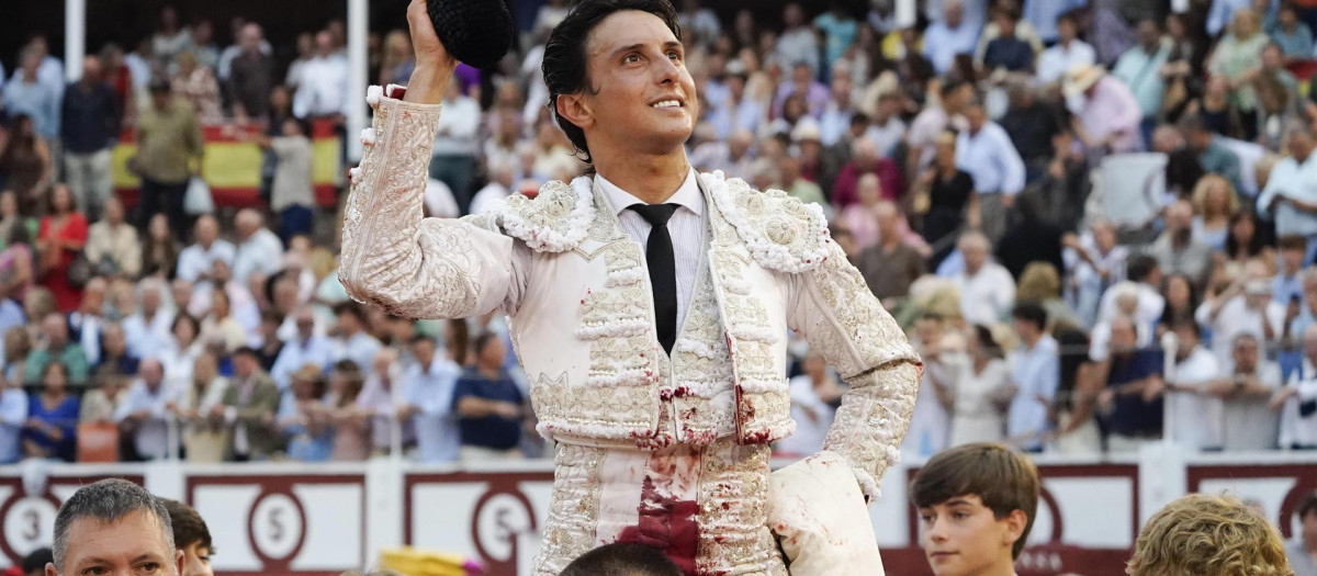 Andrés Roca Rey sale a hombros tras cortar dos orejas en su primer toro durante el festejo de la Feria taurina de Begoña