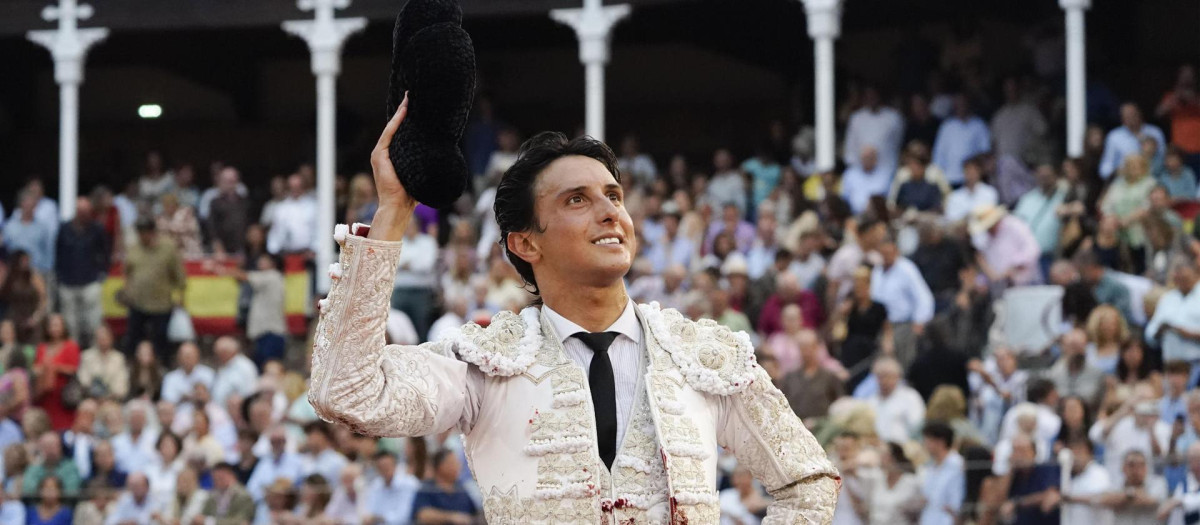 Andrés Roca Rey sale a hombros tras cortar dos orejas en su primer toro durante el festejo de la Feria taurina de Begoña