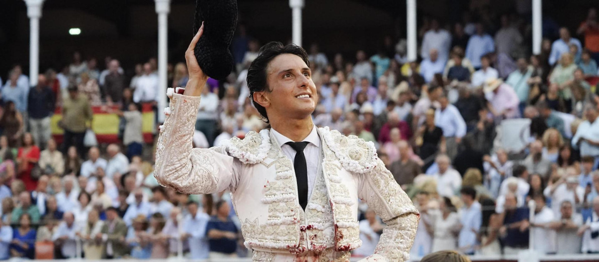 Andrés Roca Rey sale a hombros tras cortar dos orejas en su primer toro durante el festejo de la Feria taurina de Begoña