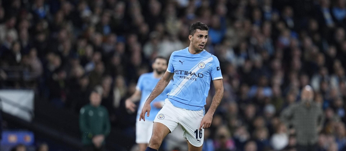 Rodri durante un partido con el Manchester City
