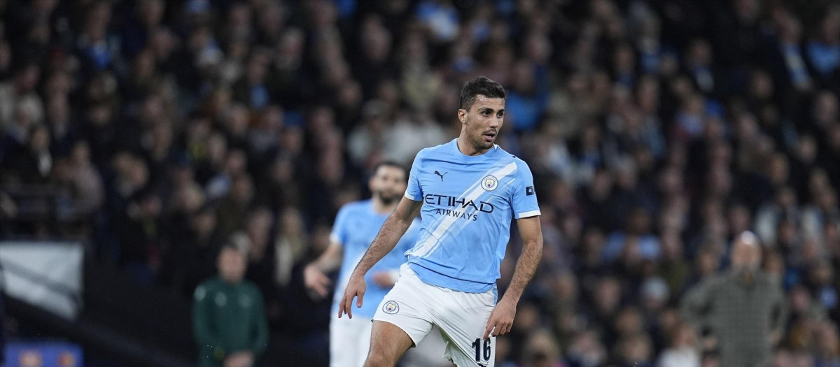 Rodri durante un partido con el Manchester City