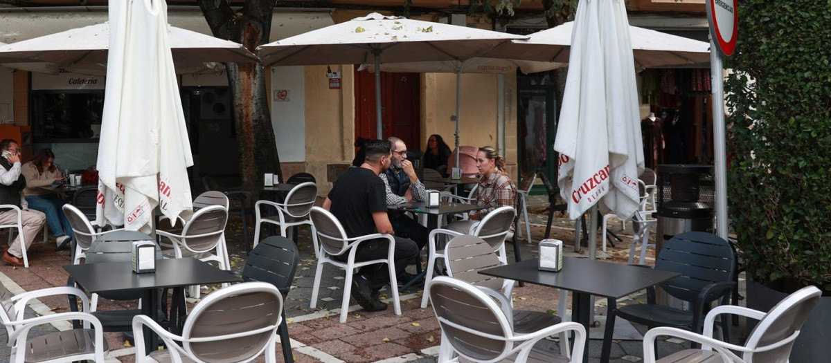 Una terraza de un bar en una plaza de Jerez.
