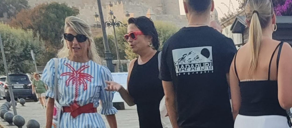 Yolanda Díaz con el parador de Bayona de fondo