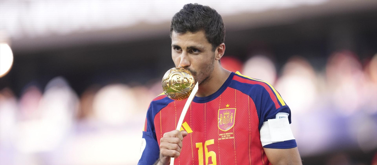 Rodri Hernández, con el trofeo a mejor jugador del Mundial