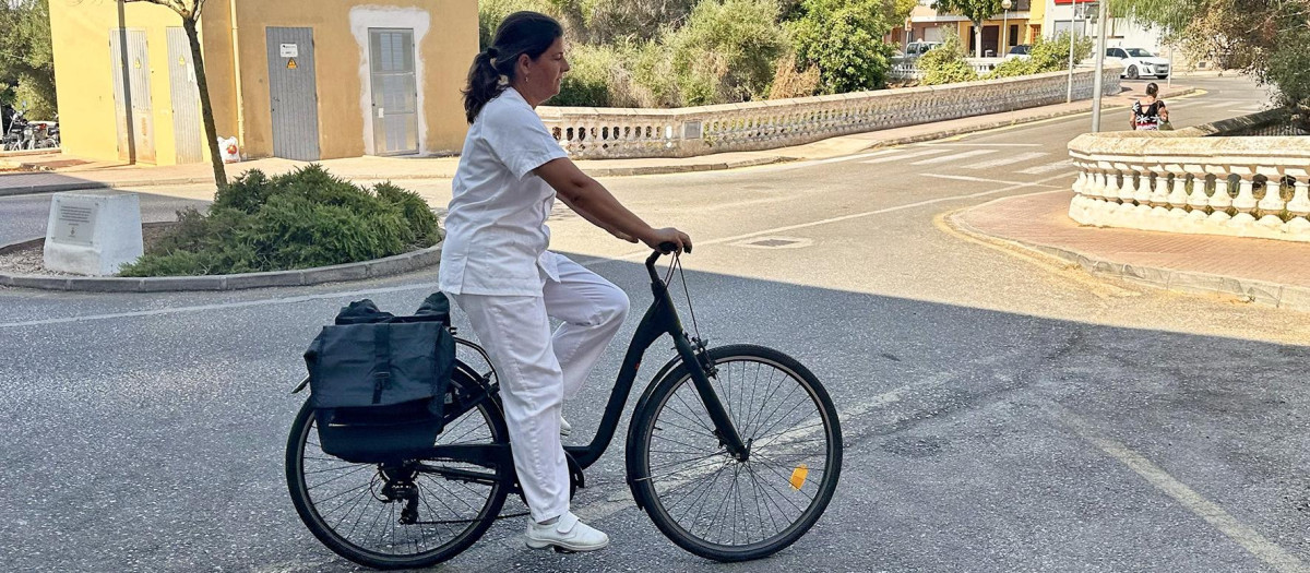 Una de las enfermeras que se trasladan en bici a las casas de los pacientes